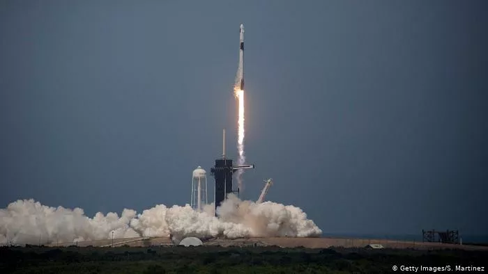 Veiksmīgi startējis»SpaceX» pilotējamais kosmosa kuģis