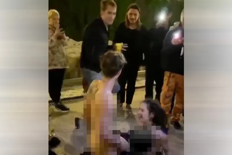 Молодежь вышла из самоизоляции. Пара устроила секс в «Яме» в центре Москвы