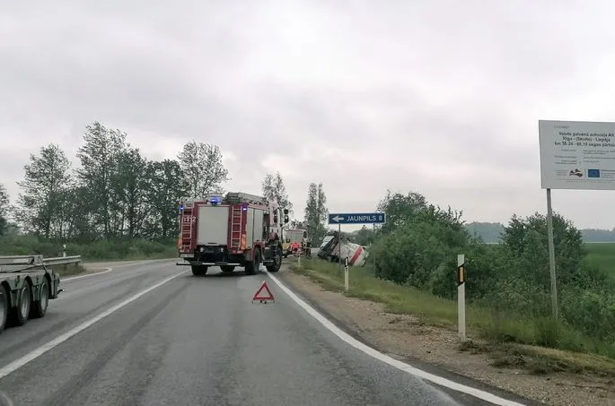 Крупное ДТП на Лиепайском шоссе: перевернулся бетоновоз