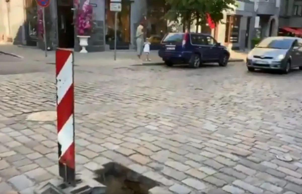 Опять провалилась брусчастка: и снова на Гертрудес