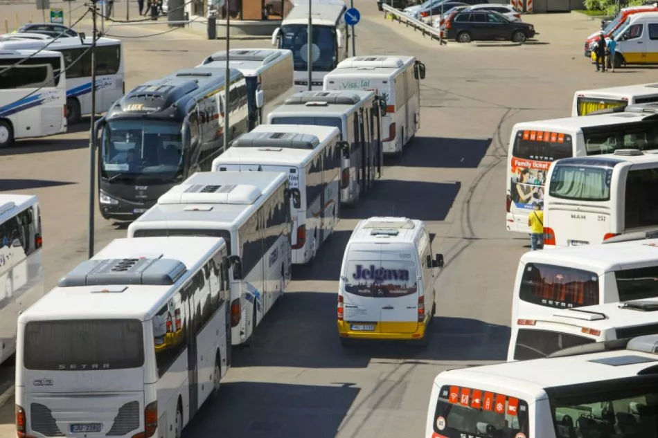 Komercpārvadājumos un lielo pilsētu sabiedriskajā transportā varēs ļaut noteikt iekāpšanu tikai ar sertifikātu