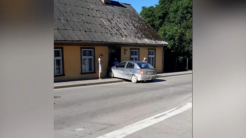 Аккуратно в дверной проем: в Тукумсе машина врезалась в дом