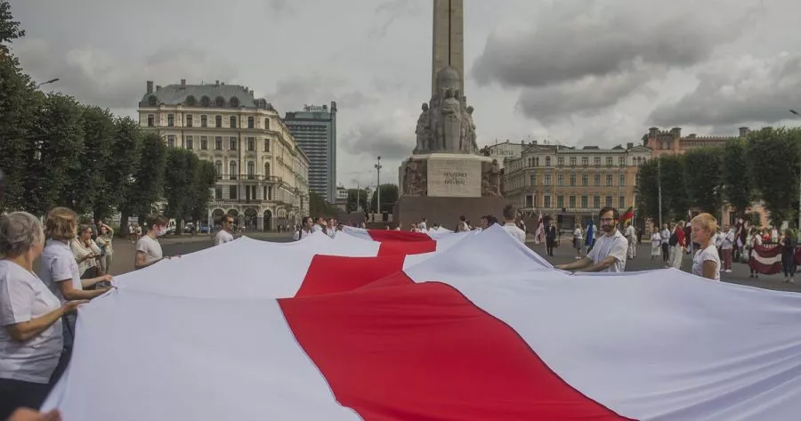 Rīgā cilvēku ķēdē Baltkrievijas atbalstam piedalās apmēram 400 cilvēki un vairāki mēra amata kandidāti