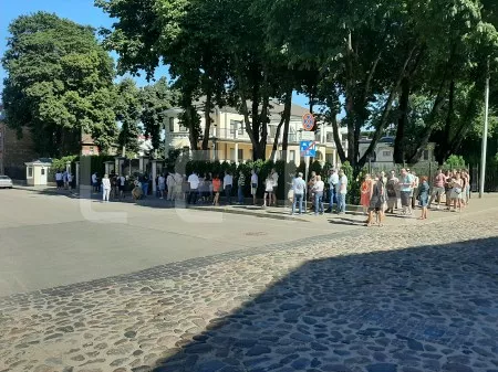Baltkrievijas prezidenta vēlēšanu dēļ pie vēstniecības Rīgā izveidojusies rinda