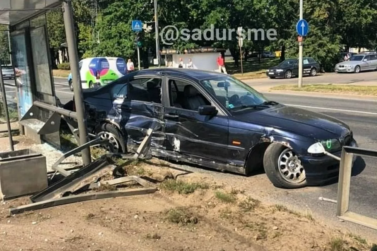 BMW снёс остановку общественного транспорта в Риге