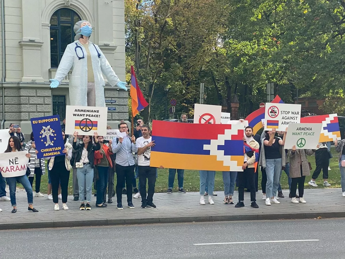 В Риге прошло шествие против конфликта в Нагорном Карабахе