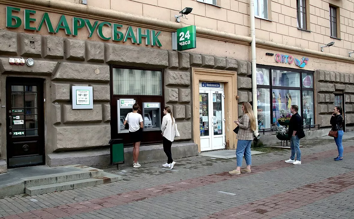 Белорусы в августе забрали из банков 1 миллиард долларов