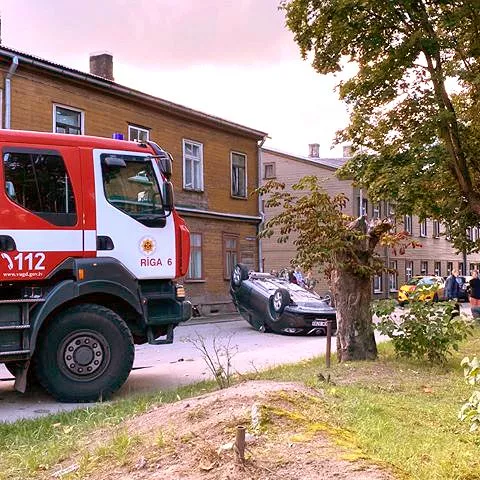 Тяжелое ДТП в Чиекуркалнсе: машина встала на крышу