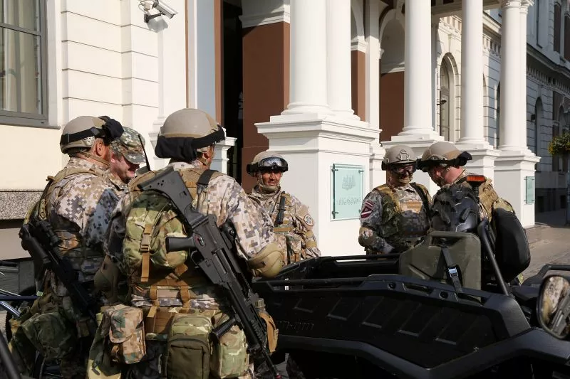 «А если случайно попадёт боевой заряд?» Реконструктор удивлен действиям военных в жилых районах Риги