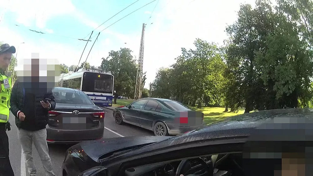 Как в кино: в Пардаугаве на глазах у полиции машина с российскими номерами бежала с места ДТП