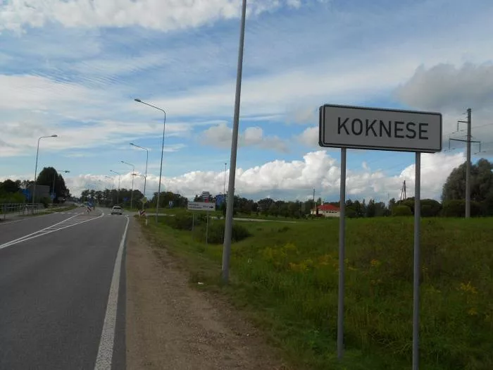 Par Kokneses pašvaldībai piederoša dzīvokļa loga izsišanu piespriež 45 stundas piespiedu darba