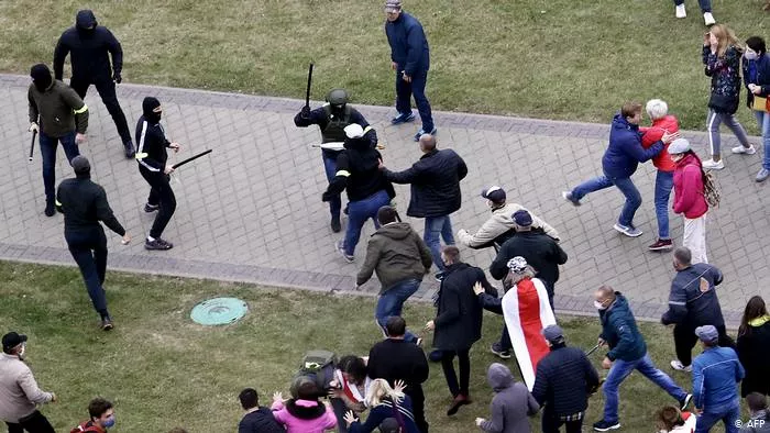 В центре Минска снова начались столкновения протестующих с силовиками (видео)