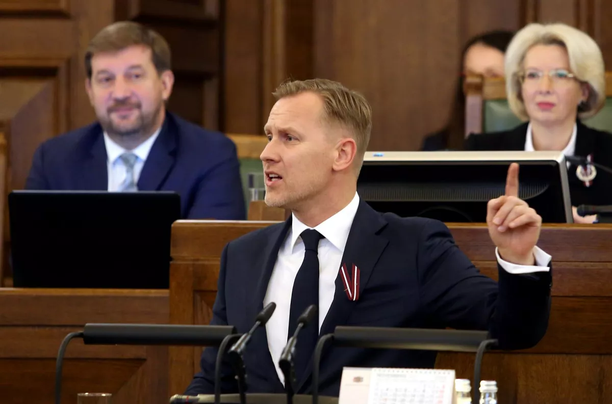 «Не надо делить семьи на «правильные» и «неправильные». — «Так вспомните о негражданах!» Дебаты по однополым семьям