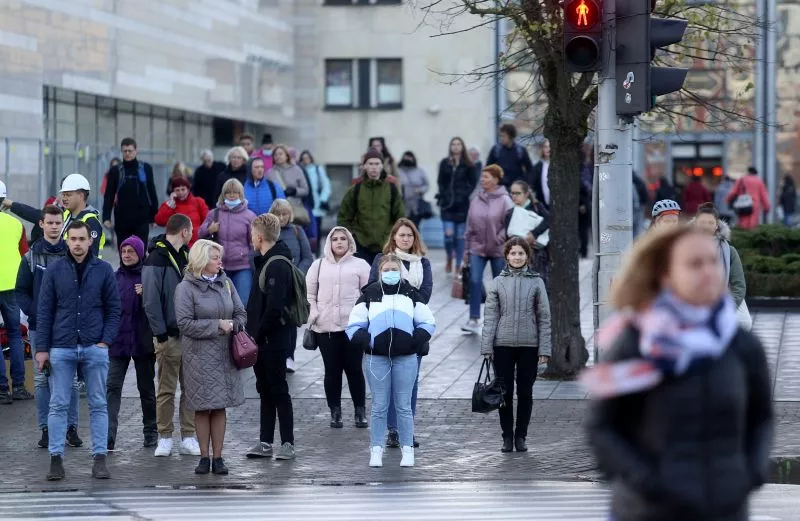 Plāno noteikt obligātu sejas masku valkāšanu tirdzniecības vietās, stacijās, kultūras iestādēs un baznīcās