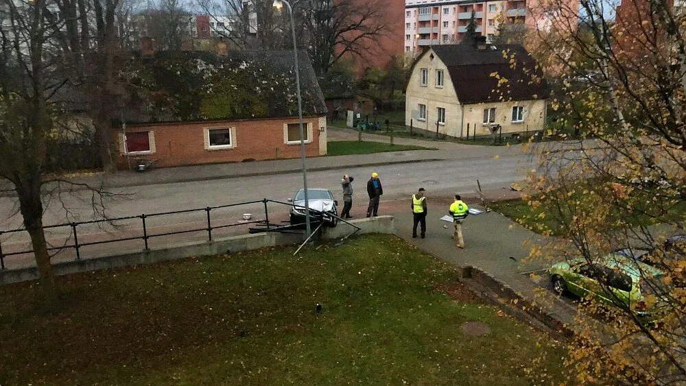 В Добеле машина BMW в результате неудачного обгона вылетела ко входу в детский сад