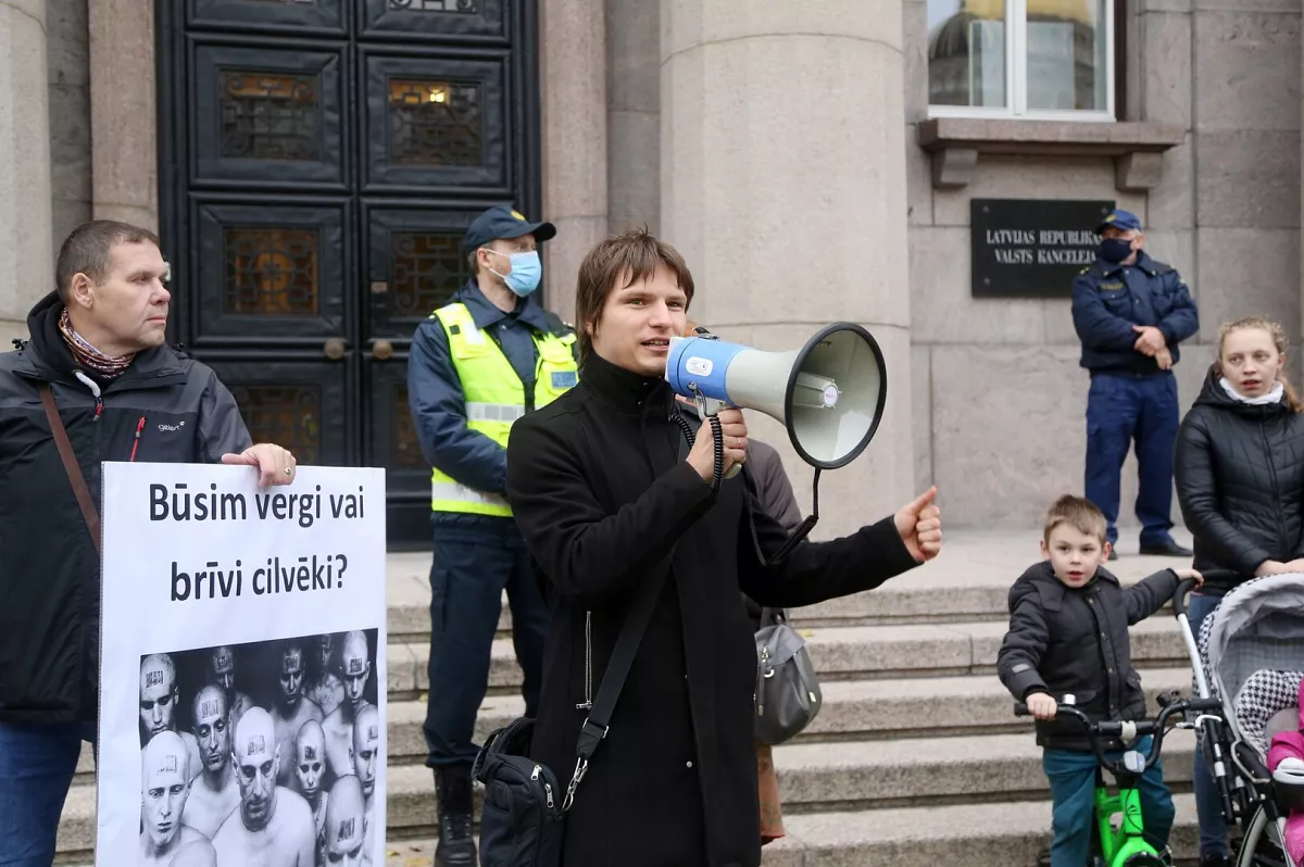 Protesta gājienā pret obligātu sejas masku nēsāšanu, obligātu vakcināciju un «čipizāciju» piedalījās aptuveni 80 cilvēki