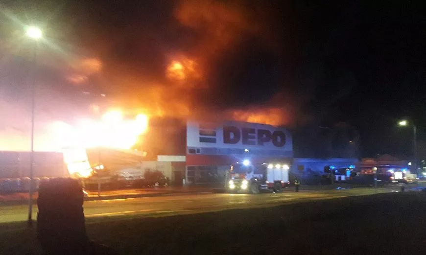 Rēzeknē pilnā platība deg veikala «Depo» ēka