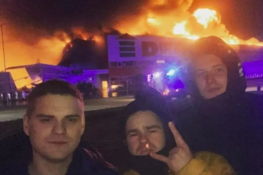Молодые люди курили и смеялись у горящего «Depo», пока все волновались за пожарных и сгоревших животных