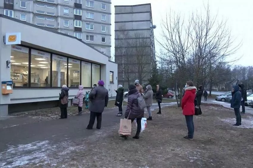 Rīgas būvvalde bez saskaņošanas atļaus «Latvijas pastam» izsniegt pakas no teltīm