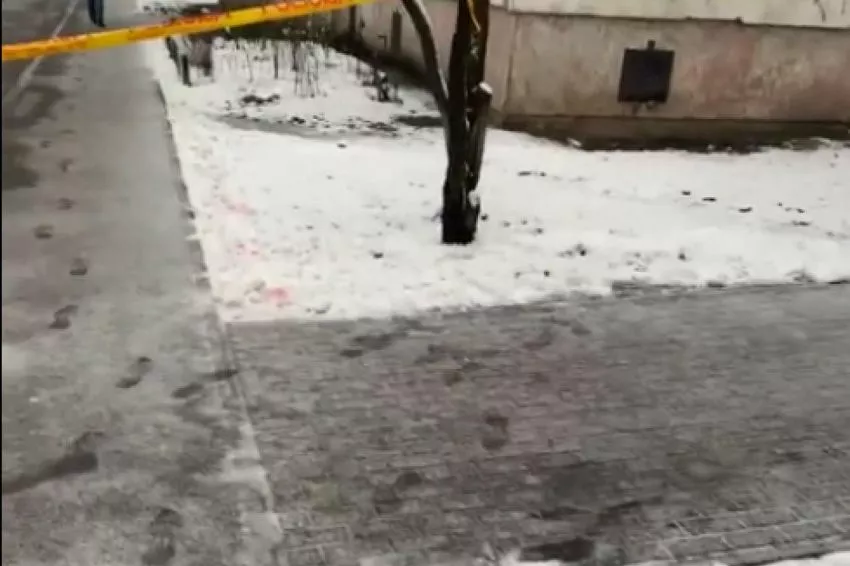 Imantā apsargs sašauj zagli un aiztur divas personas par ielaušanos dārglietu veikalā