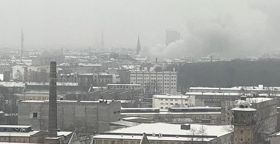 Пожар в центре Риги: на место выехали 23 пожарных, перекрыто движение в одном направлении по улице Бривибас (ДОПОЛНЕНО)