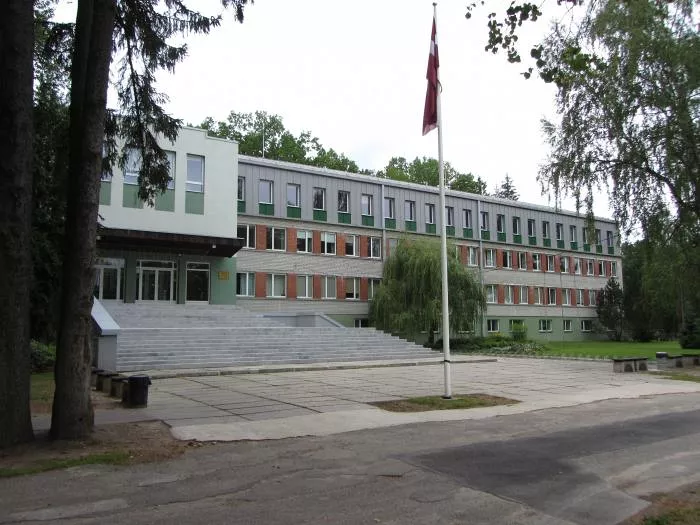 Par nelikumīgu nodarbināšanu un fiktīvu finanšu līdzekļu apriti atlaista Ozolnieku vidusskolas direktore
