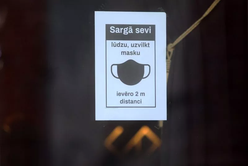Ārkārtējo situāciju pagarina līdz 11.janvārim, sejas maskas būs jāvalkā arī darbā, bet mazākie skolēni varēs pabeigt semestri