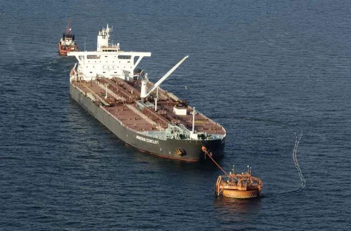 Утечка на литовском терминале Бутинге: пятно нефти движется в сторону Латвии (дополнения)