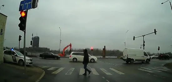 Лихой разворот перед рижской полицией: видео года?