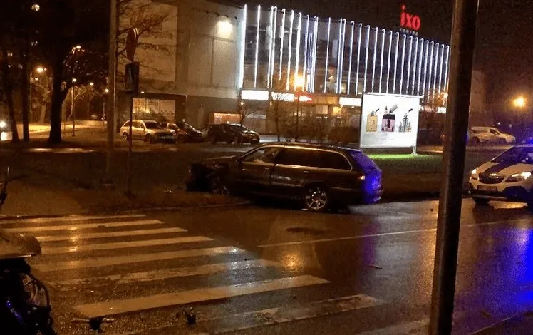 Развозчик еды на Renault столкнулся с BMW в Пардаугаве и попал в больницу