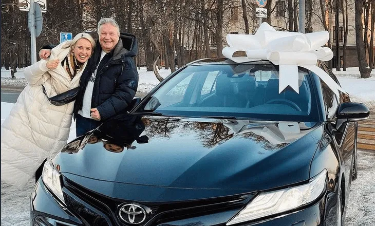 24-летняя певица Клава Кока на Новый год подарила отцу автомобиль