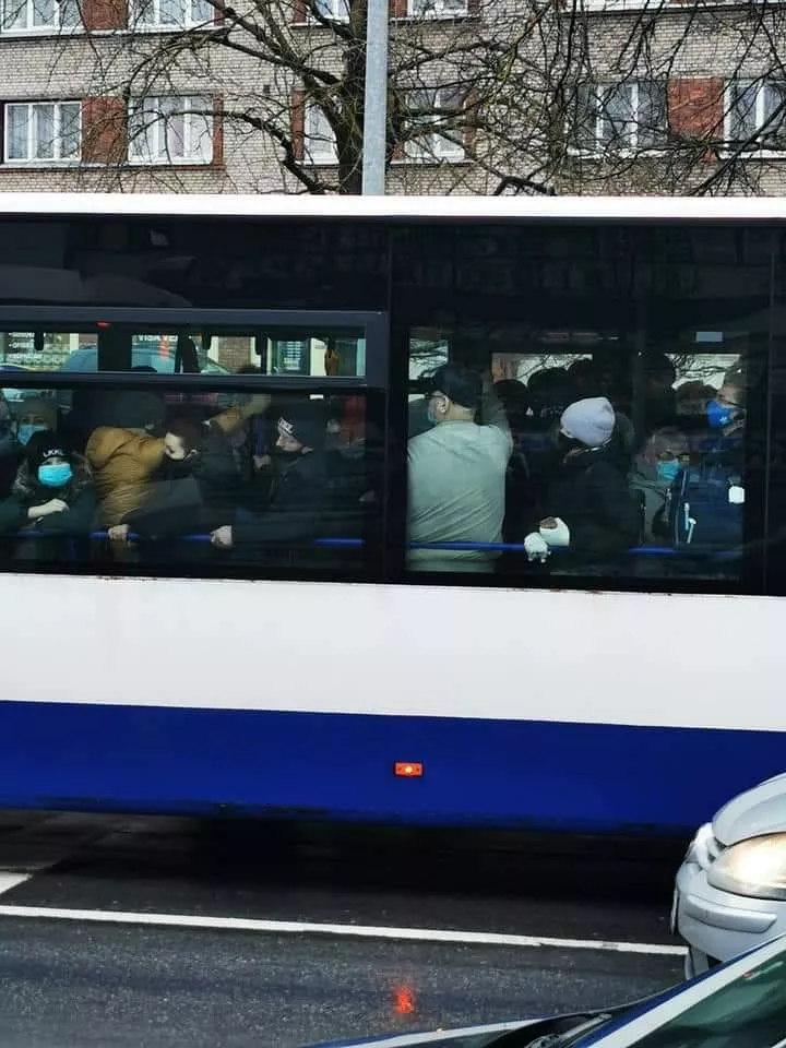 «Rīgas satiksmes» transports vietām pārpildīts; uzņēmums izmantojot visus tam pieejamos transportlīdzekļus