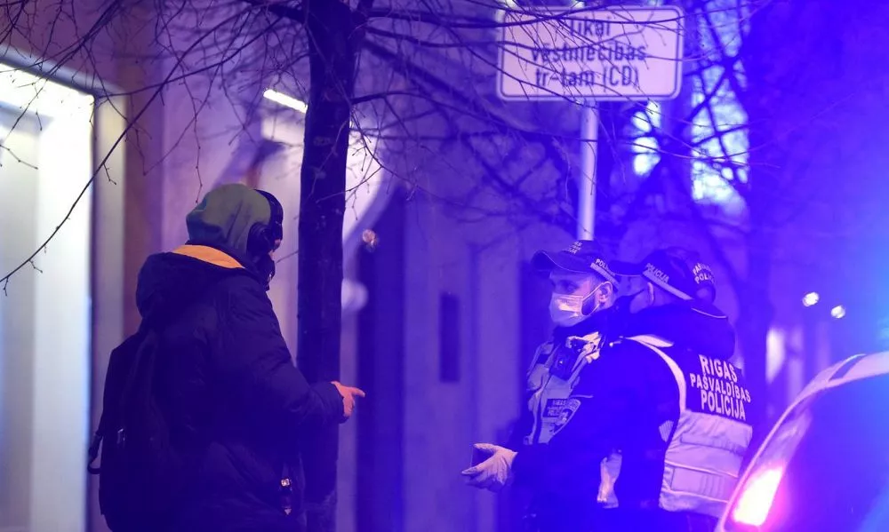Par komandantstundas neievērošanu pārbaudīti teju 5000 personu; bravūrīgākie iedzīvojušies 1000 eiro sodanaudā