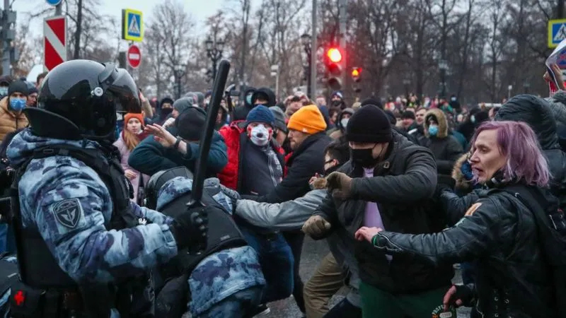 «Видел, кто кинул? Запомни эту мразь»: как ОМОН разгонял акцию в поддержку Навального (видео)