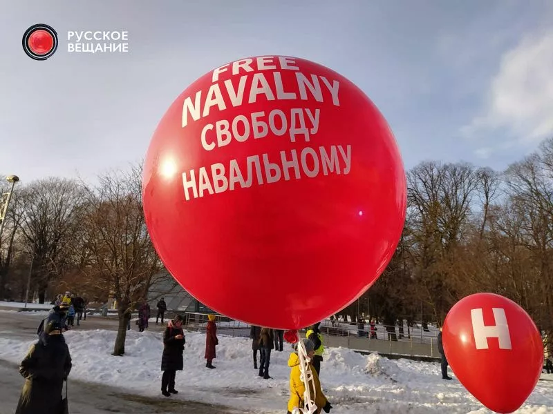 У посольства РФ в Риге прошла акция протеста в поддержку Алексея Навального (фото)