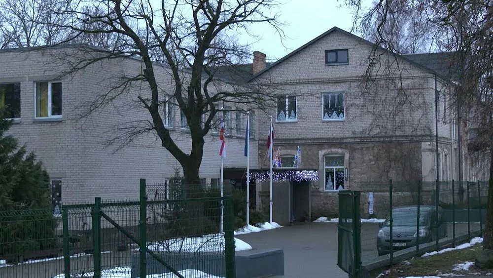 «Больше половины заболели, а директор не чувствует своей вины»: после очного собрания в Крустпилсской школе произошла вспышка Covid-19