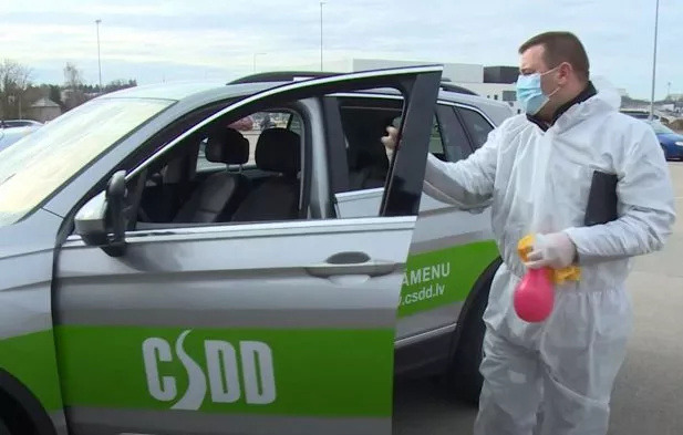 Тысячи учеников автошкол дожидаются получения водительских прав — в CSDD огромные очереди