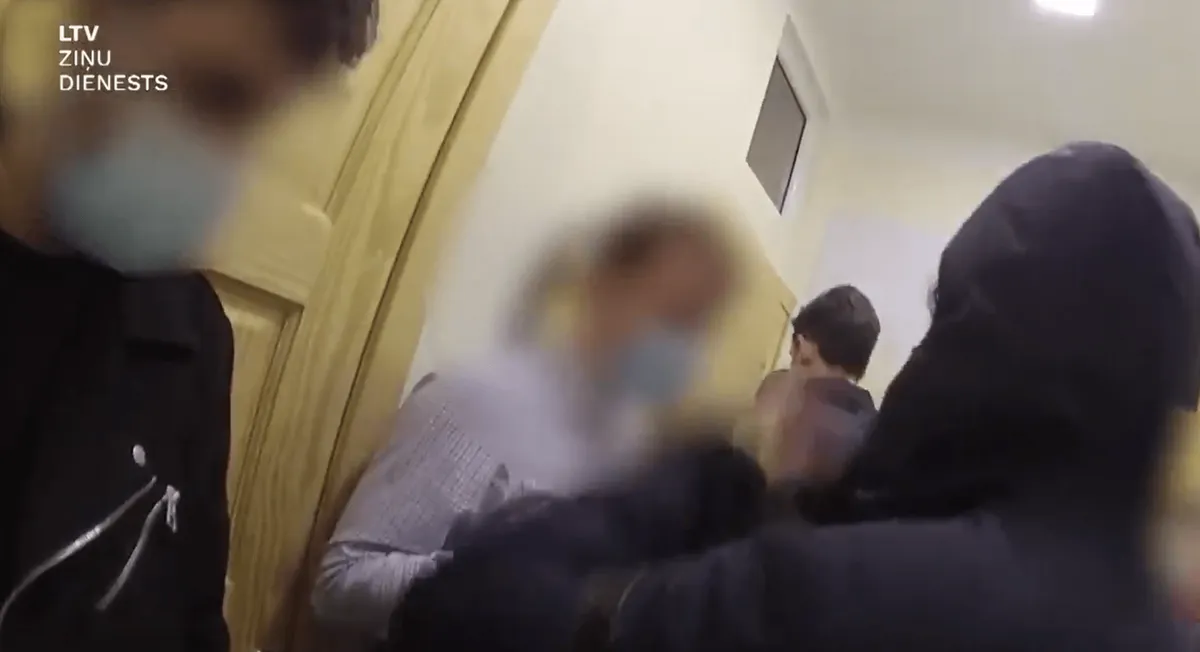 Прятались под кроватью и в шкафу: полиция в Риге оштрафовала 16 студентов за вечеринку