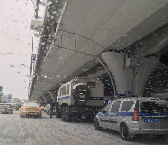 К аэропорту Внуково, куда должен прилететь Алексей Навальный, стянули автозаки