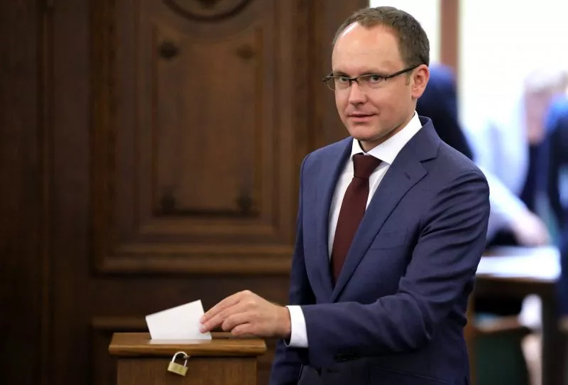 Kuluāros kā iespējamos kandidātus uz veselības ministra amatu min Saeimas deputātus Skridi, Pavļutu un Dūrīti