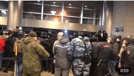 ОМОН оттеснил людей от входа в аэропорт Внуково перед прилётом Навального