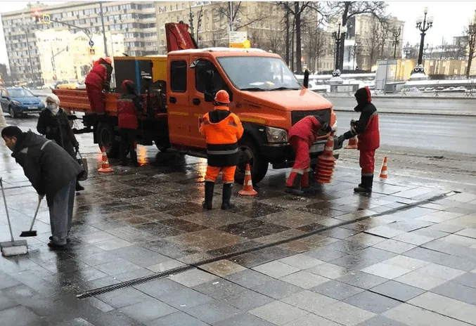 В Москве на Пушкинской площади, где должна пройти акция за Навального, начали перекладывать плитку
