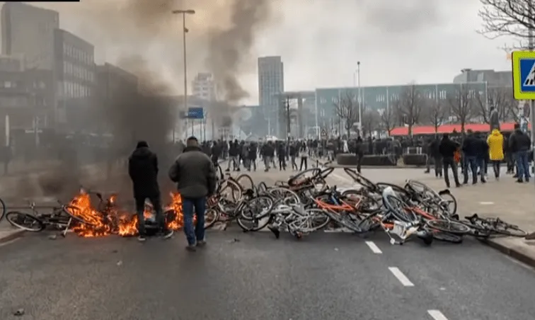 В Нидерландах разогнана демонстрация противников локдауна, есть пострадавшие (ВИДЕО)
