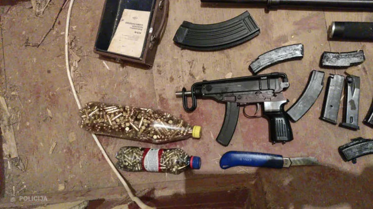 Полиция обнаружила внушительный арсенал оружия в Латгалии; подозреваемый задержан