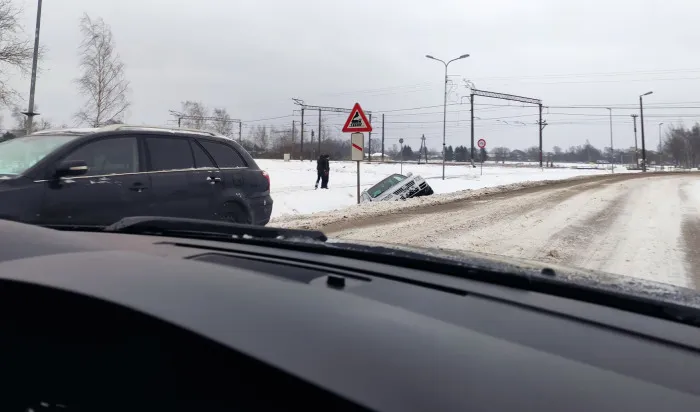 Что творится на дорогах Латвии? Снегопад и метель привели к множеству аварий  (ФОТО)