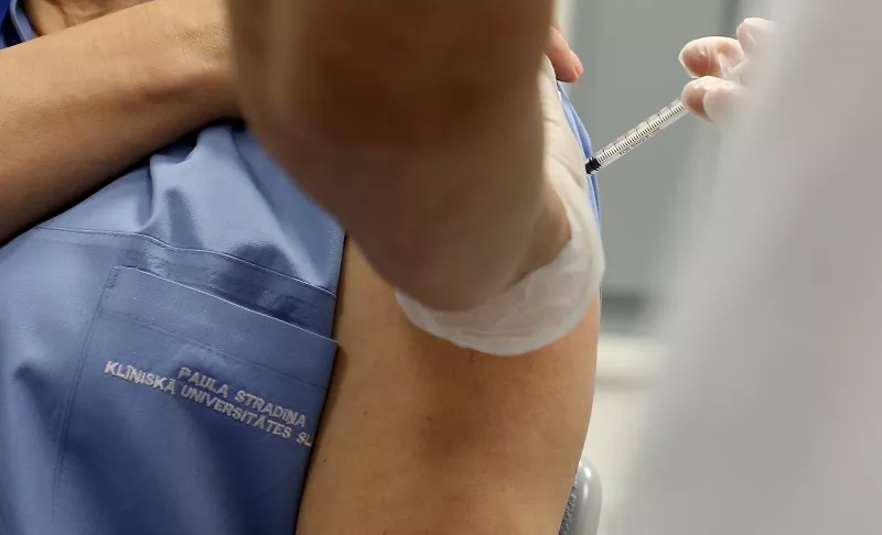 Senioru vakcinēšanu pret Covid-19 sākušas arī reģionu slimnīcas