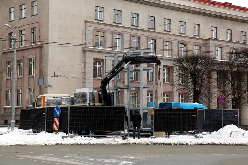 Установленную перед зданием Кабмина арку «Врата почета» демонтировали