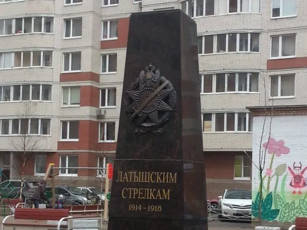 «Какой пример подают сами россияне?!» В Петербурге снесли памятник латышским стрелкам