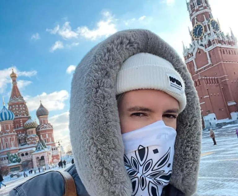 Дома работы нет. Известный латвийский певец уехал в Россию