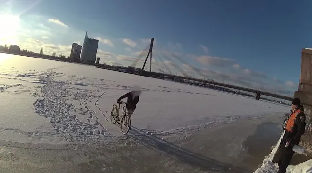 Некий француз прокатился по льду Даугавы на велосипеде: его оштрафовали